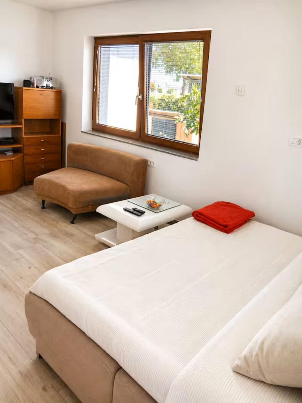 Bed, TV and multimedia, Kitchen or kitchenette, Photo of the whole room, Bedroom