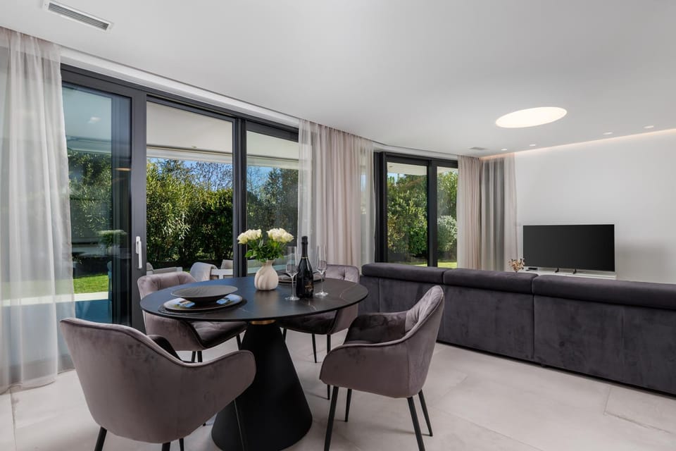 Living room, Dining area