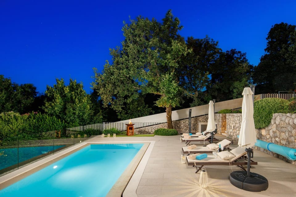 BBQ facilities, Pool view, Swimming pool, sunbed