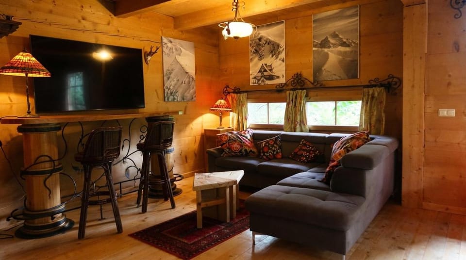 Communal lounge/ TV room, TV and multimedia, Living room, Seating area, Evening entertainment, flat iron
