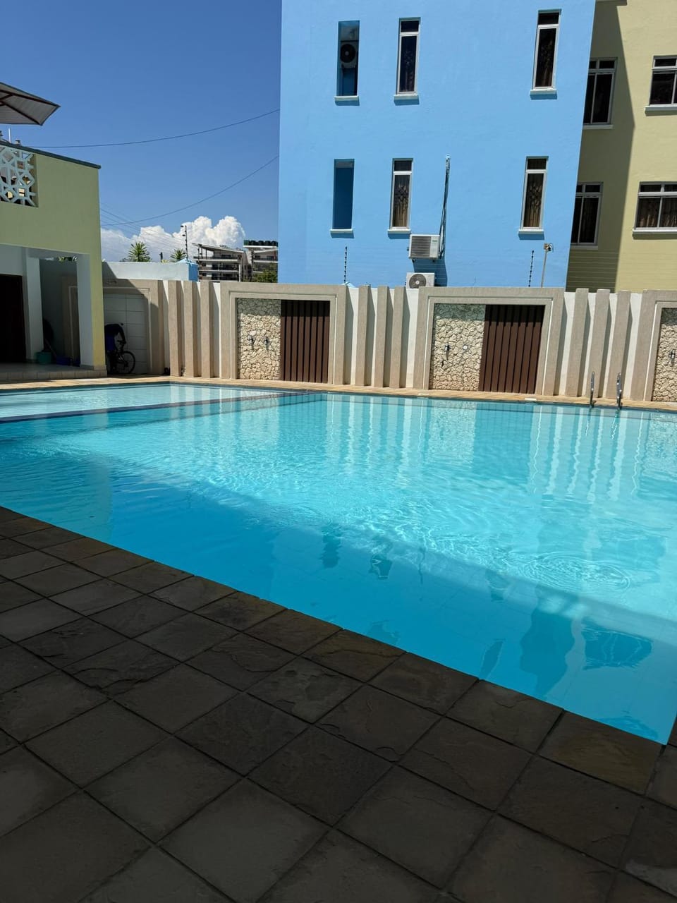 Cozy beach-close 1BR with pool, gym and parking Apartment in Mombasa County