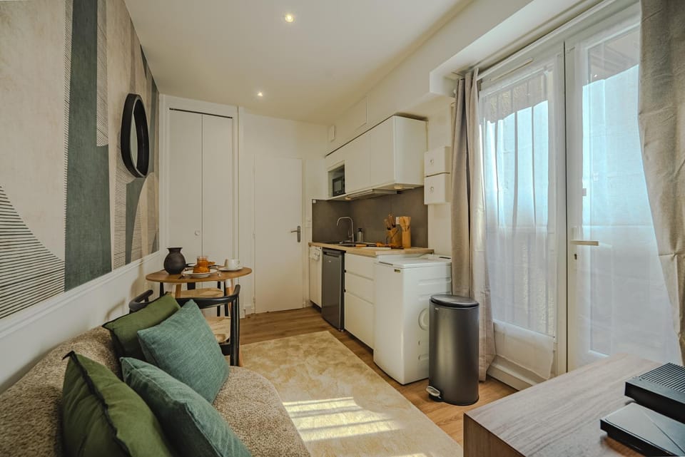 Day, TV and multimedia, Kitchen or kitchenette, Living room, Seating area, stove, air conditioner