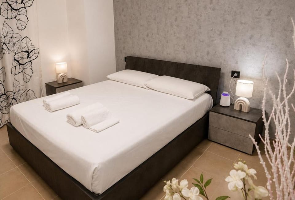 Bed, Photo of the whole room, Bedroom, towels