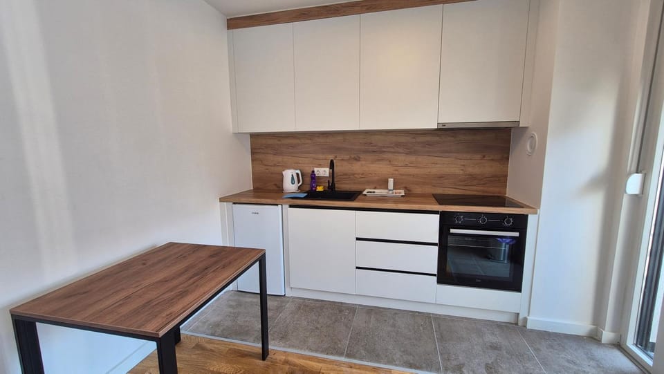 Coffee/tea facilities, Kitchen or kitchenette, stove