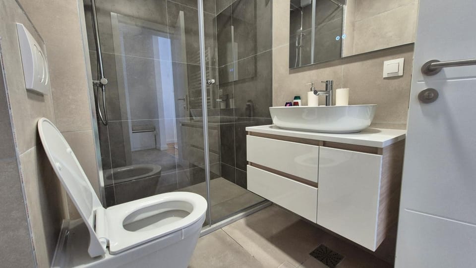 Shower, Toilet, Bathroom