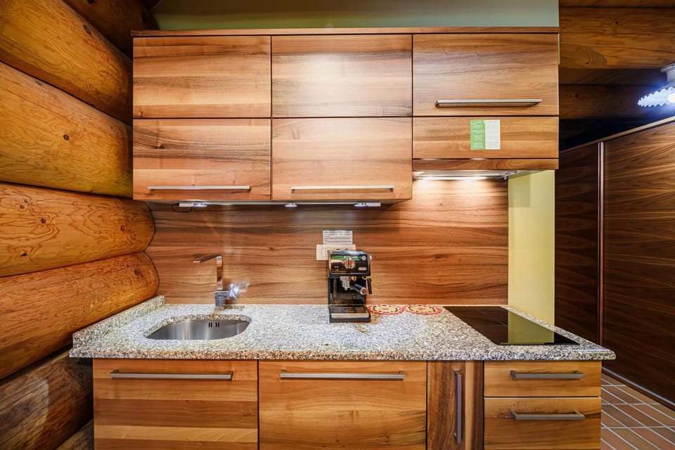 Coffee/tea facilities, Kitchen or kitchenette, stove
