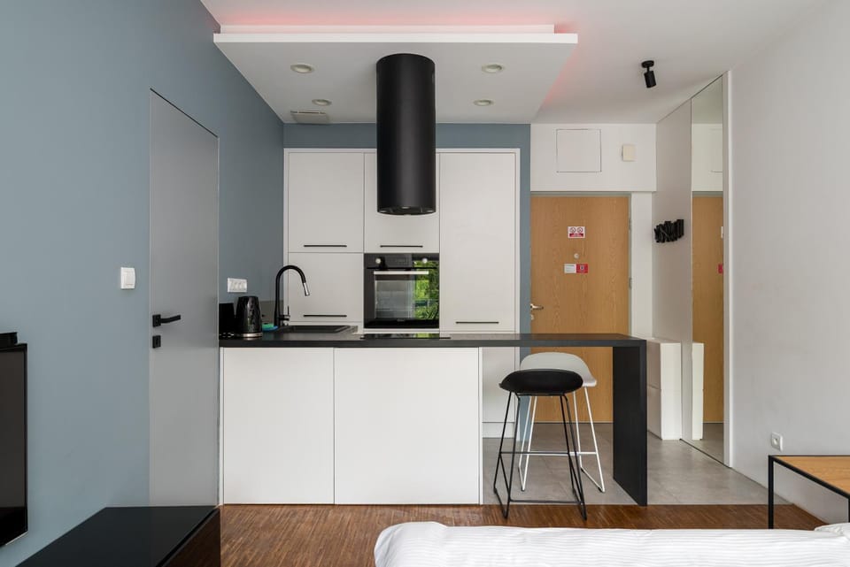 Coffee/tea facilities, Kitchen or kitchenette, Dining area, oven, stove