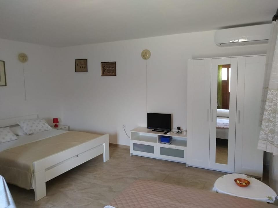 Communal lounge/ TV room, Bed, TV and multimedia, Bedroom, air conditioner