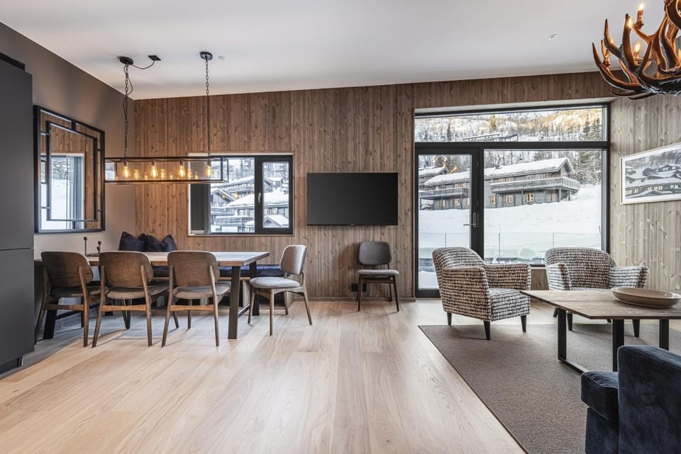 TV and multimedia, Living room, Seating area, Dining area, Mountain view
