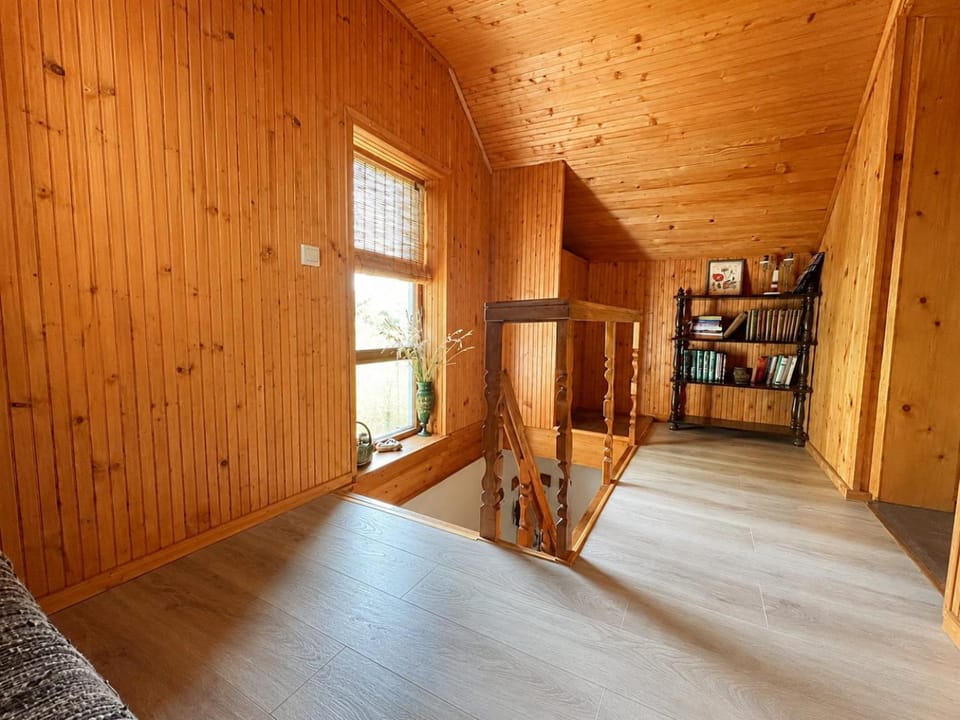 Library, Seating area