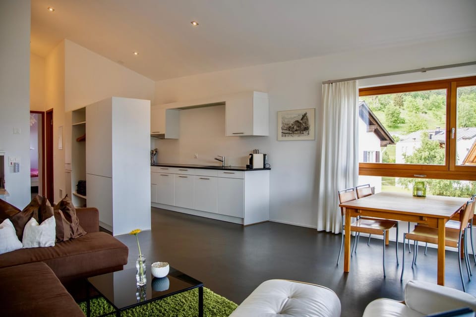 Coffee/tea facilities, Kitchen or kitchenette, Living room, Seating area, Dining area