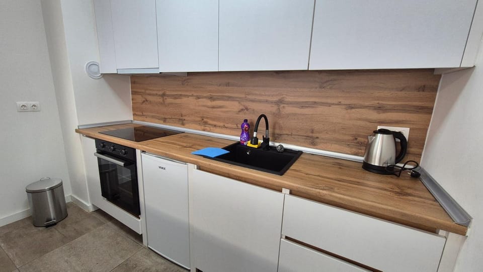 Coffee/tea facilities, Kitchen or kitchenette, stove