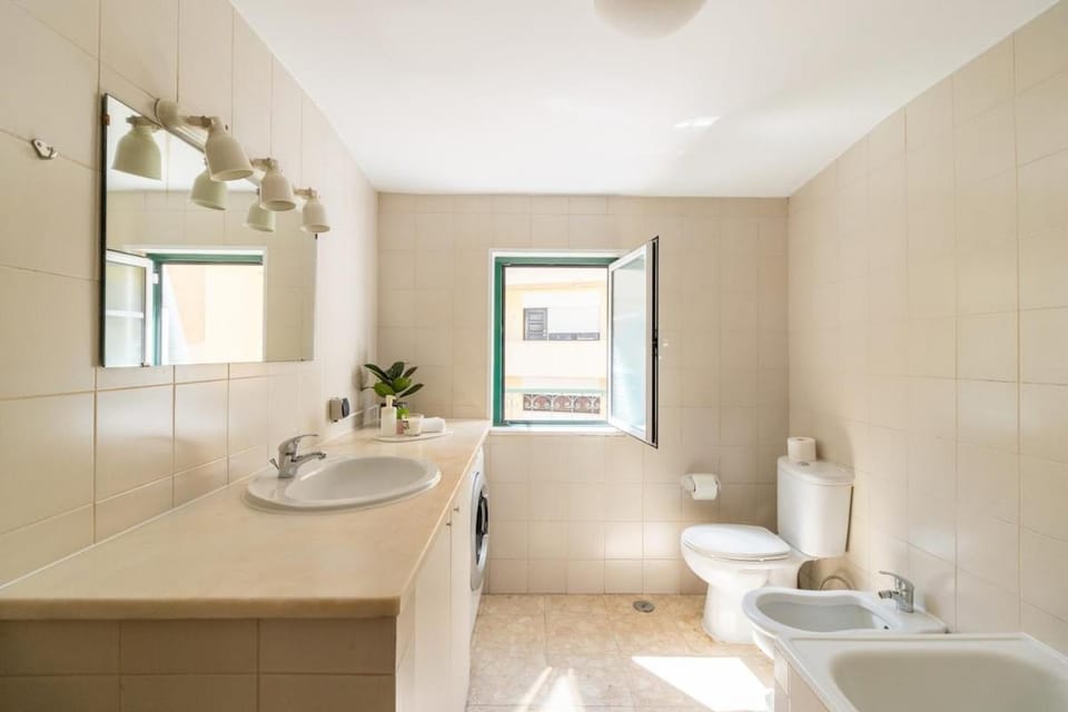 Sunny Príncipe Real Villa, Patio, 4BR for 12 Villa in Lisbon