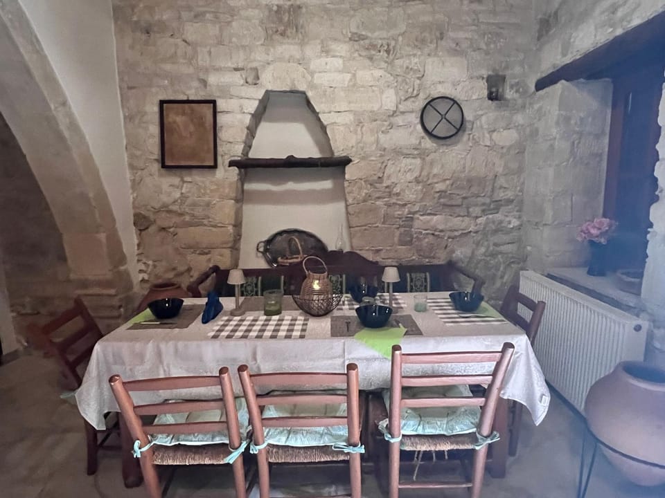 Restaurant/places to eat, Living room, Decorative detail, Dining area