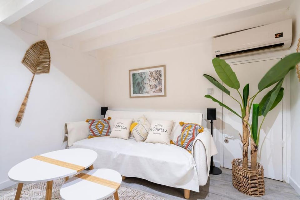 Living room, Seating area, air conditioner