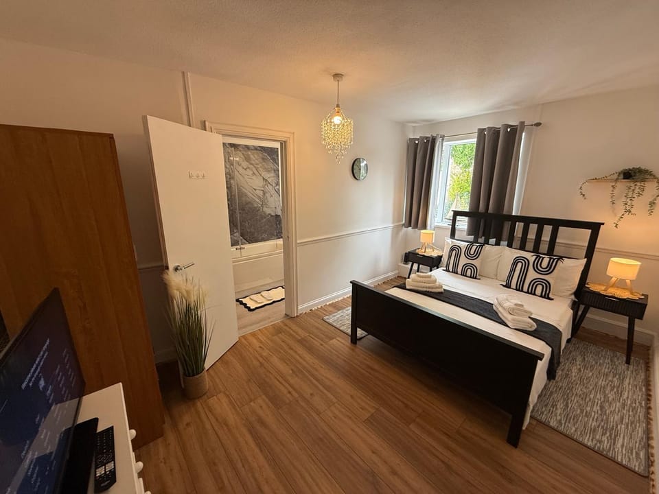 Grande Italia Rooms Comfort Italian Hospitality 4 Bed and Breakfast in Stroud