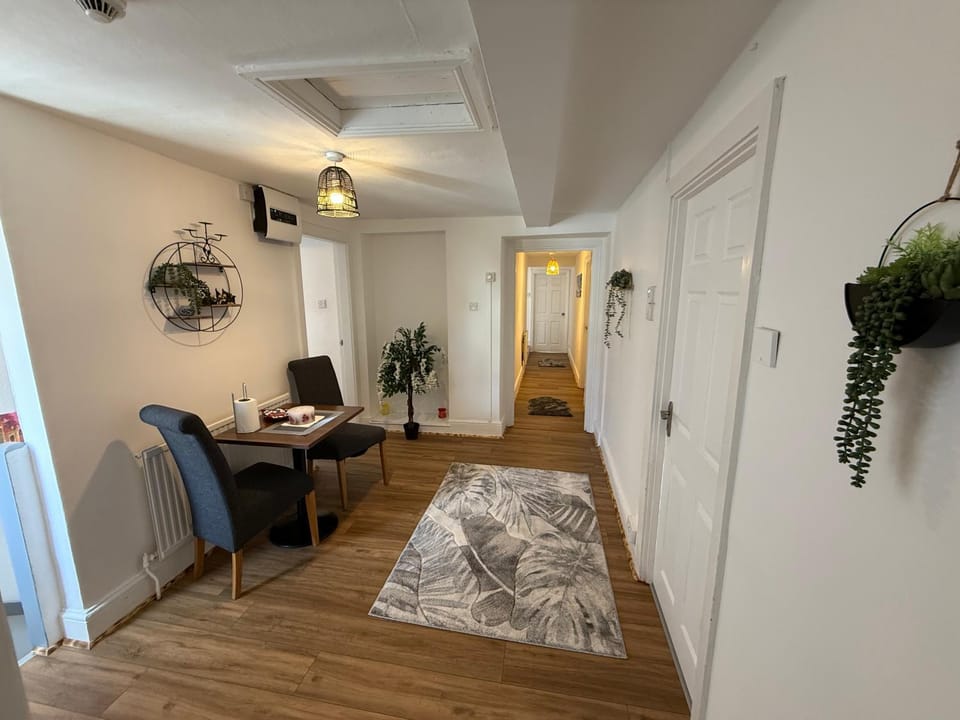 Grande Italia Rooms Comfort Italian Hospitality 4 Bed and Breakfast in Stroud