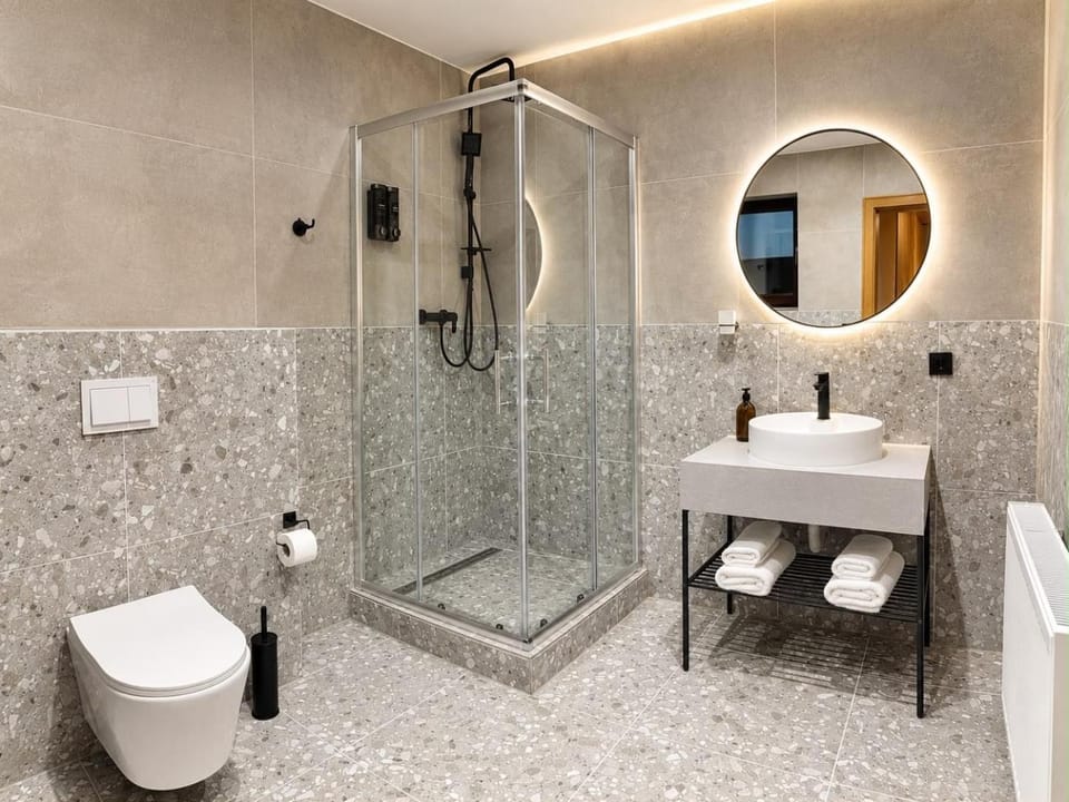Shower, Toilet, Bathroom, towels