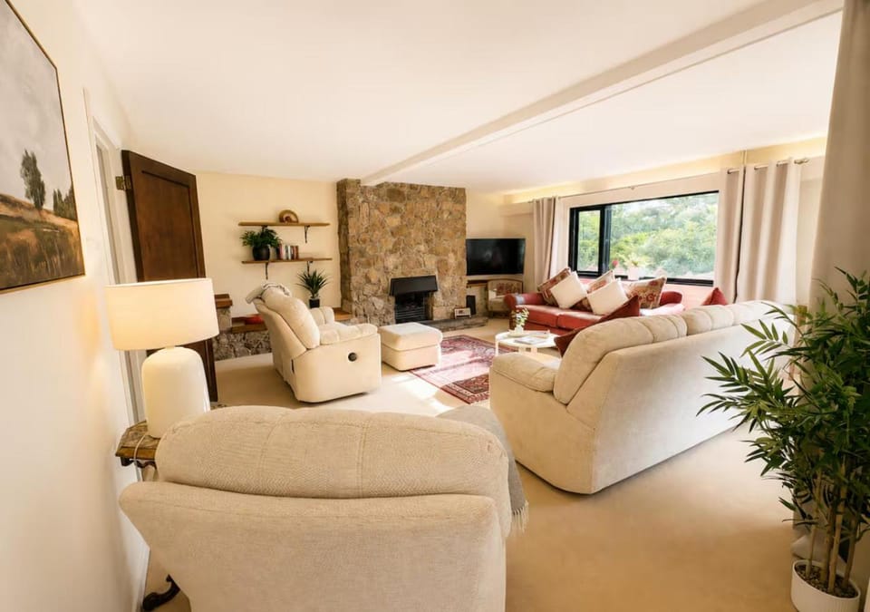 Communal lounge/ TV room, TV and multimedia, Living room, Decorative detail, Seating area