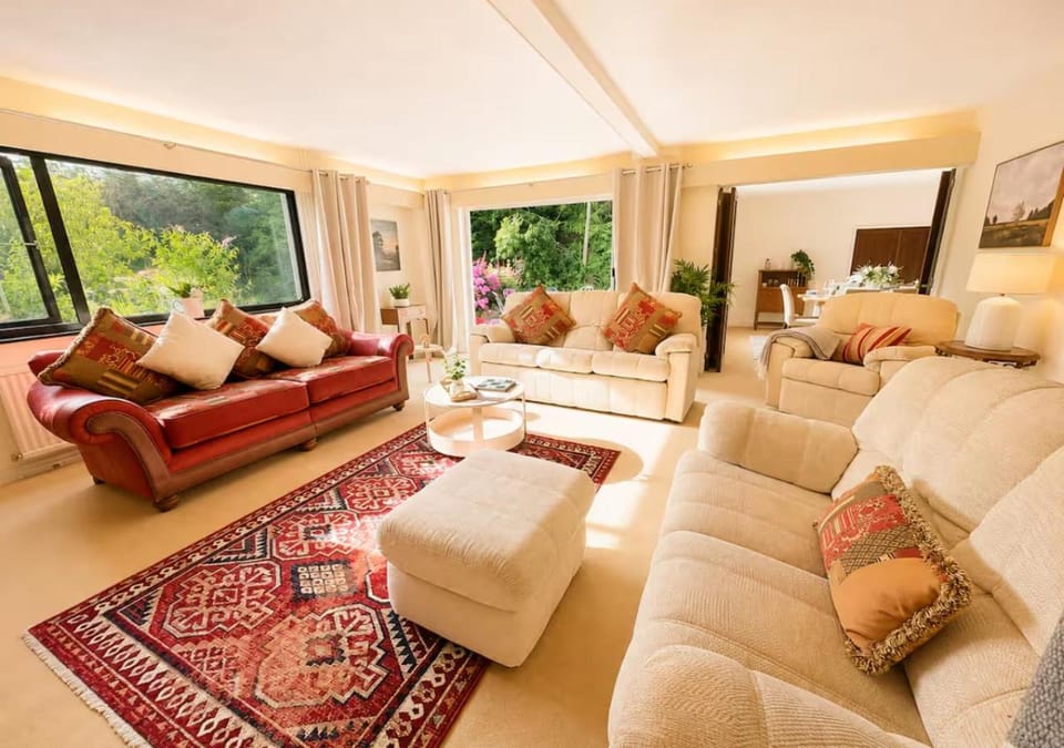 Communal lounge/ TV room, TV and multimedia, Living room, Seating area, Garden view, Garden view