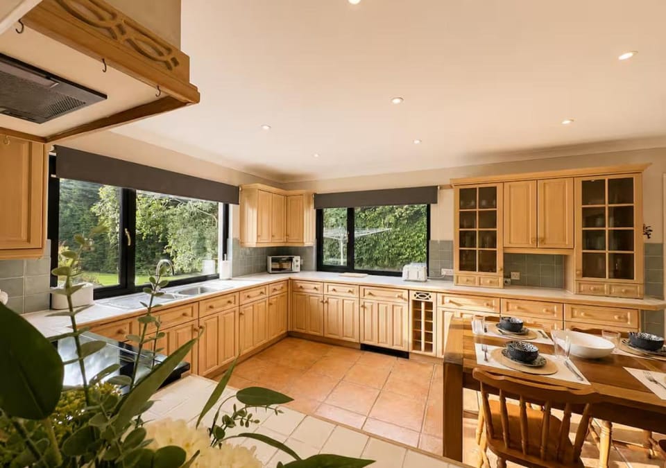 Dining area, microwave, toaster, kitchen