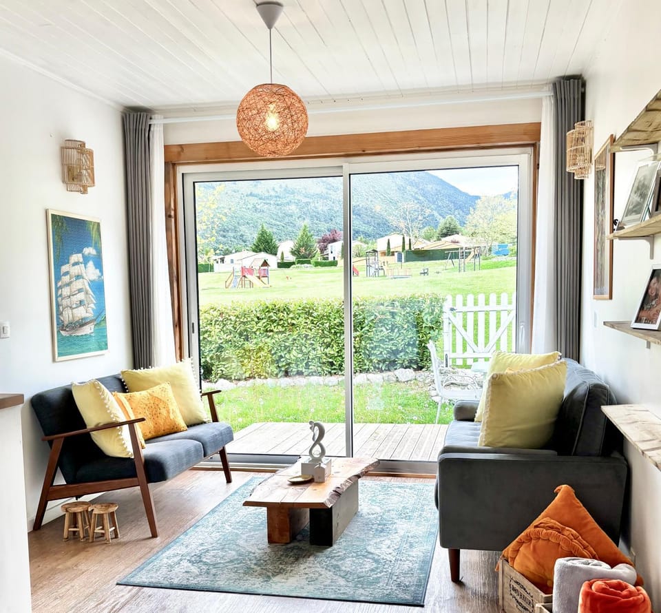À deux pas du lac élégant chalet spacieux en domaine privé avec piscine restaurant et boulangerie Chalet in Castellane
