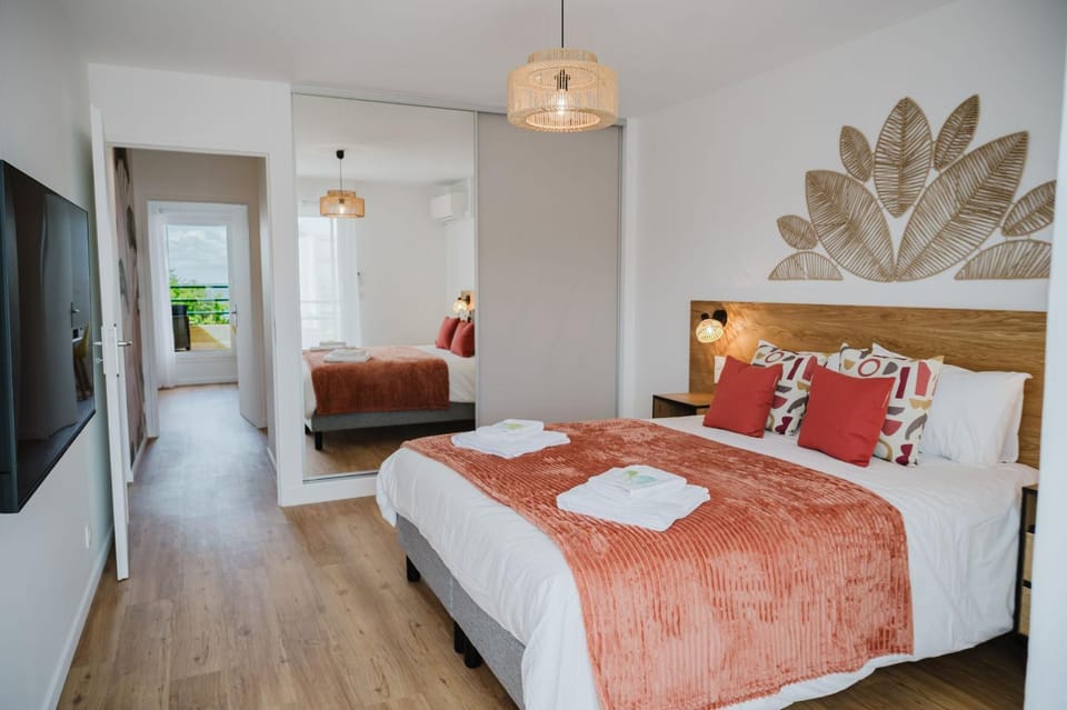 Bed, TV and multimedia, Bedroom, air conditioner