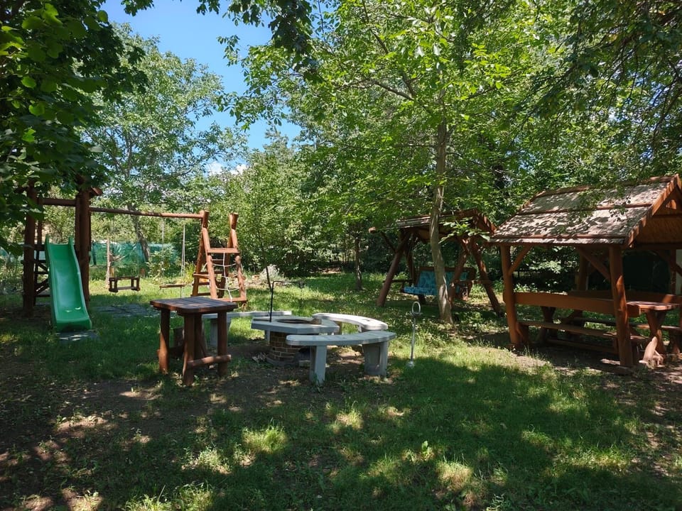 Mikola Vendégház, Pálosvörösmart Bed and Breakfast in Hungary