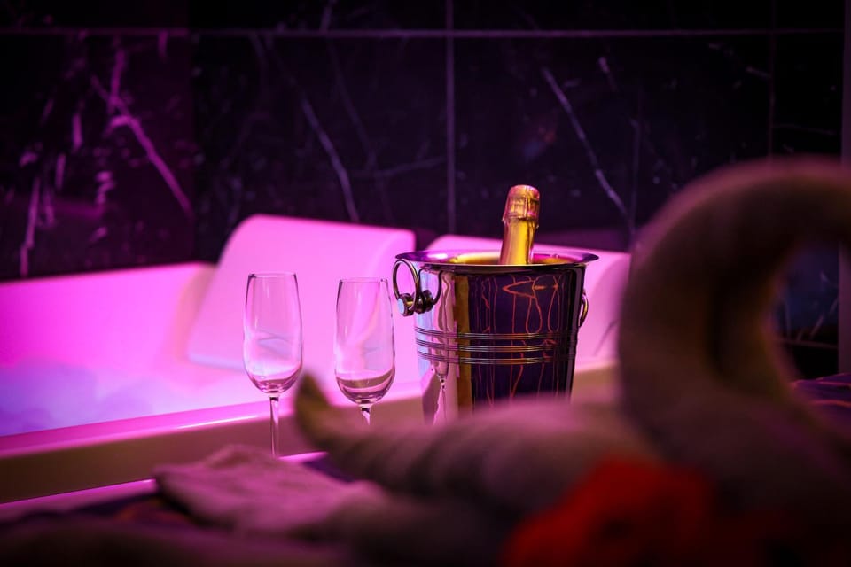 Hot Tub, Hot Tub, Bedroom
