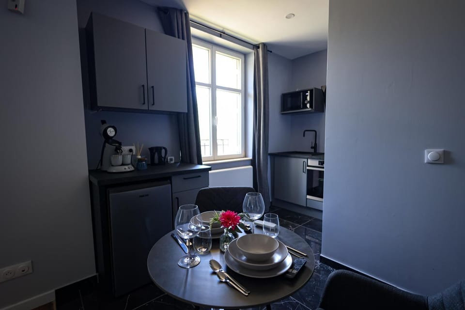Coffee/tea facilities, Kitchen or kitchenette, Dining area, oven, stove