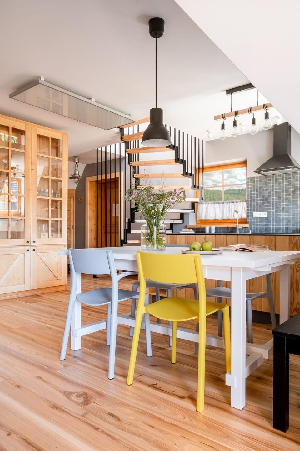 Kitchen or kitchenette, Living room, Seating area, Dining area
