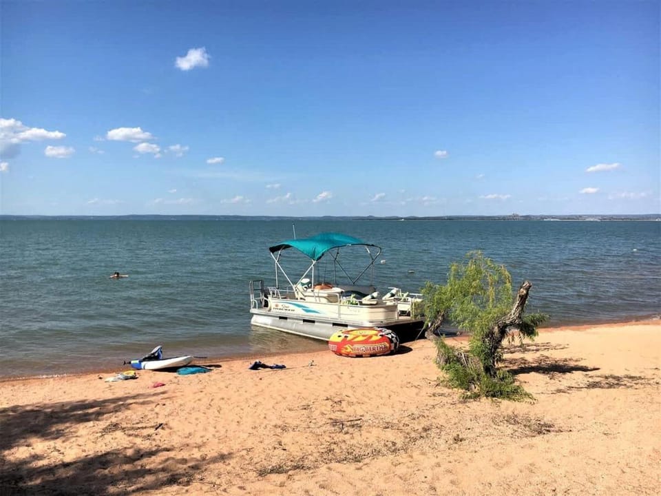 Tranquil Lake Buchanan Cabin with Hot Tub and Panoramic Hill Country Views in Texas Cabin in Lake Buchanan