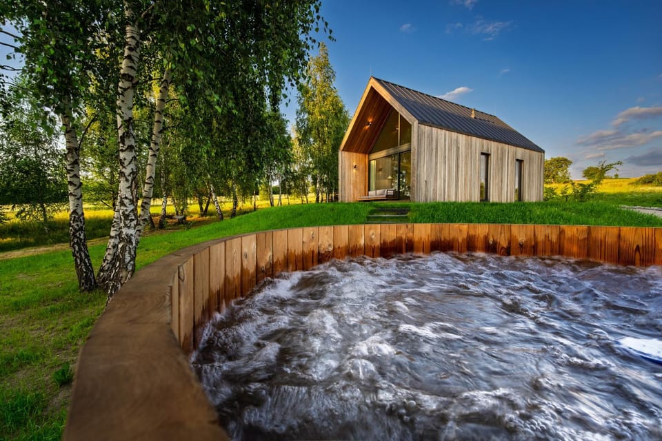 Property building, Spring, Day, Natural landscape, Garden, Hot Tub, Garden view, Pool view, Swimming pool