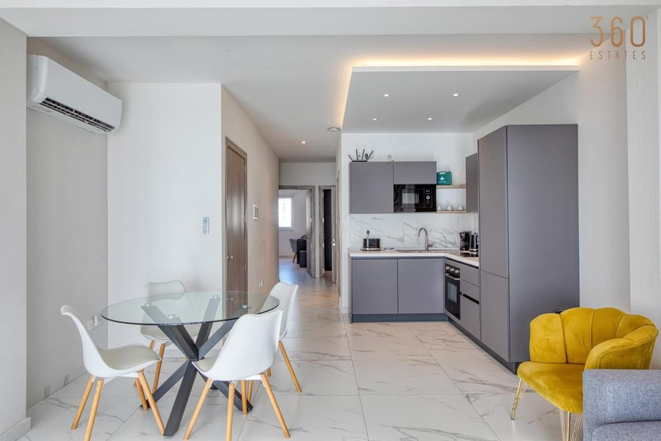 Kitchen or kitchenette, Living room, Seating area, Dining area, minibar, oven, stove, air conditioner