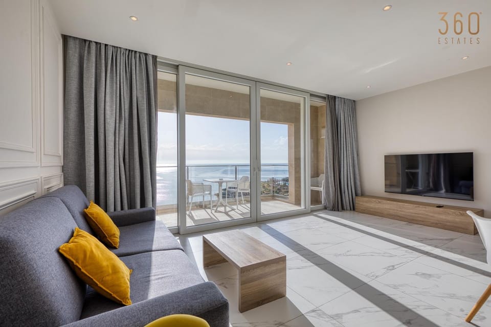 Communal lounge/ TV room, Bed, Natural landscape, TV and multimedia, View (from property/room), Balcony/Terrace, Living room, Photo of the whole room, Seating area, Evening entertainment, Bedroom, Sea view
