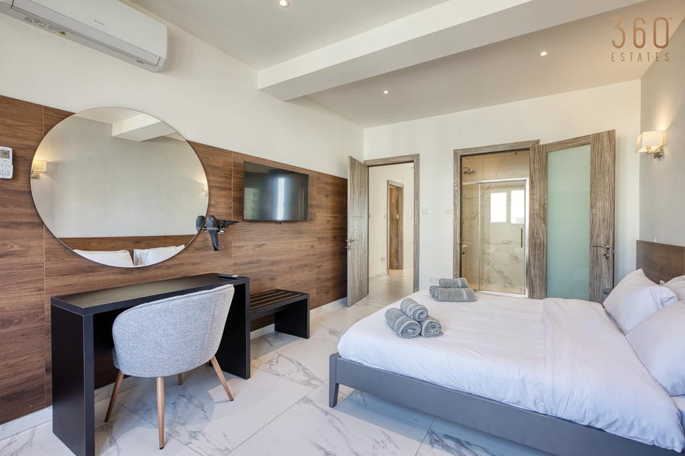 Bed, TV and multimedia, Photo of the whole room, Bedroom, towels, wardrobe, air conditioner