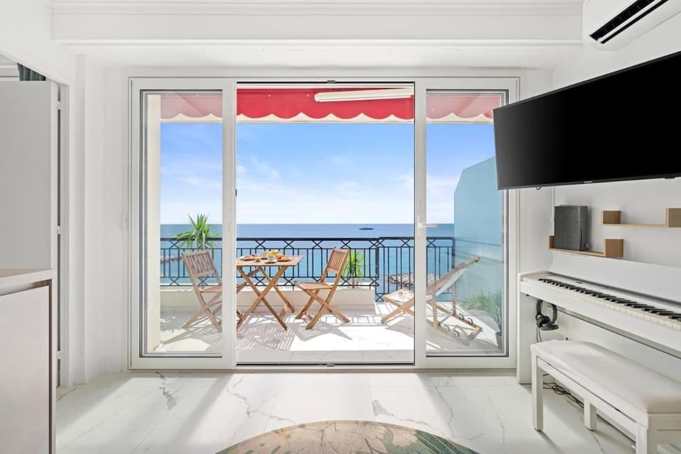 Le Saint Yves appartement dernier étage, vue mer, rénové, AC Apartment in Roquebrune-Cap-Martin