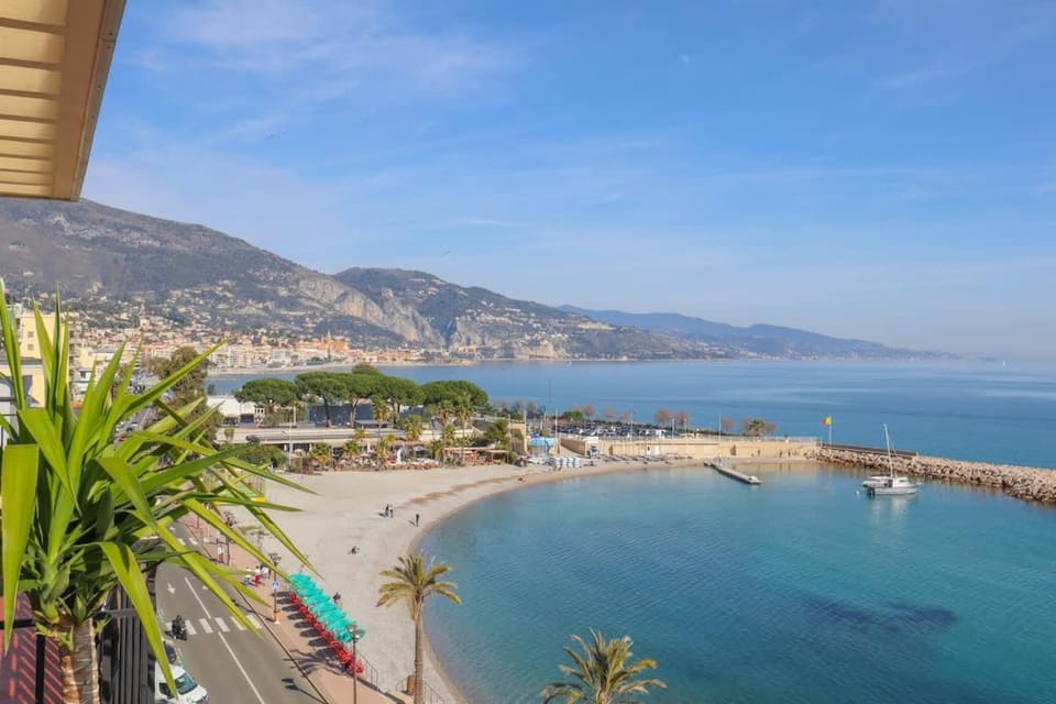 Le Saint Yves appartement dernier étage, vue mer, rénové, AC Apartment in Roquebrune-Cap-Martin