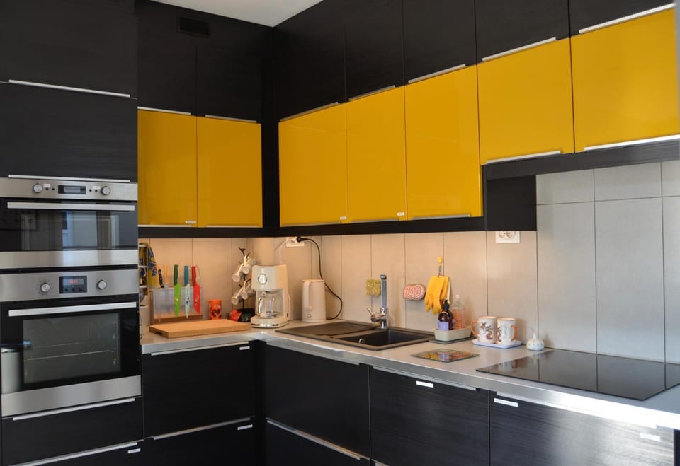 Coffee/tea facilities, Kitchen or kitchenette, dishwasher, microwave, oven, stove, toaster, kitchen