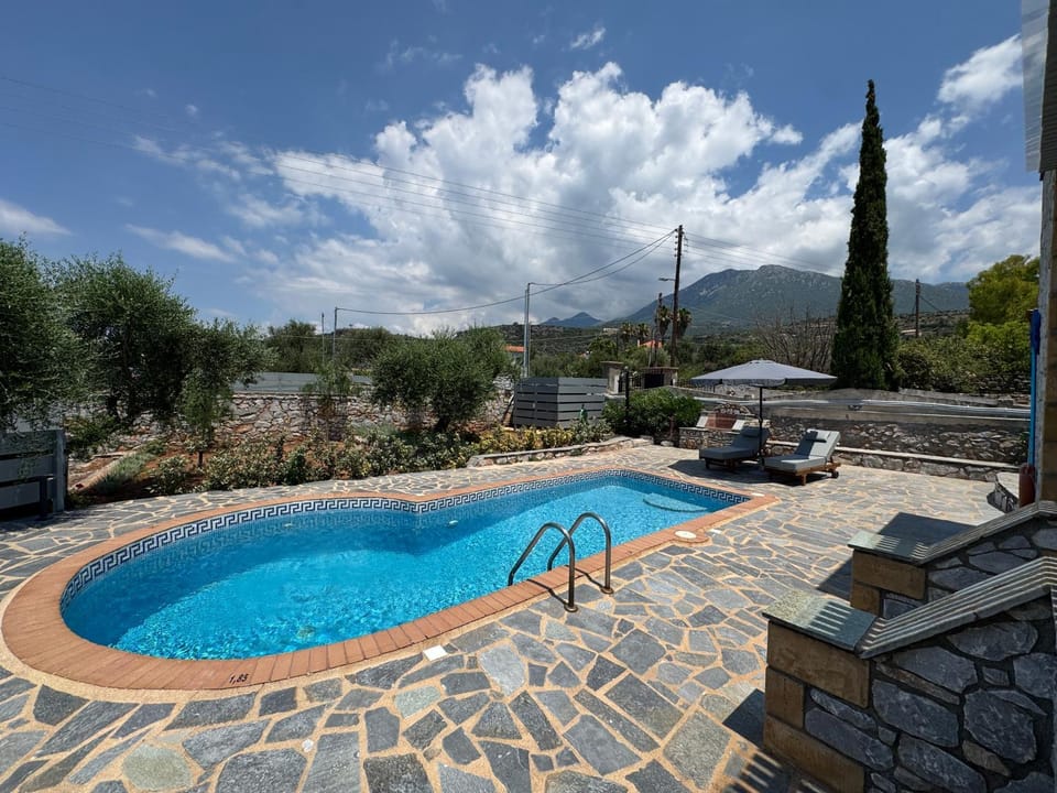 Day, Natural landscape, Mountain view, Pool view, Swimming pool, sunbed