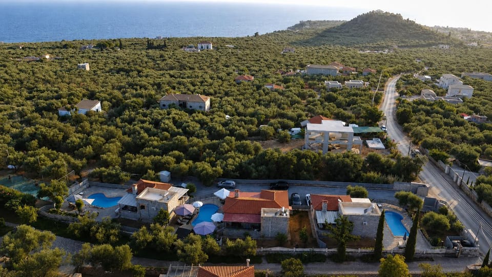 Property building, Day, Neighbourhood, Natural landscape, Bird's eye view, Pool view, Sea view, Swimming pool, Location