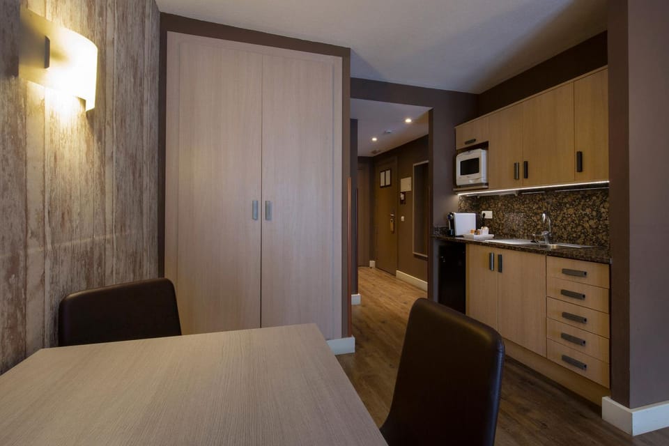 Kitchen or kitchenette, Dining area, Bedroom
