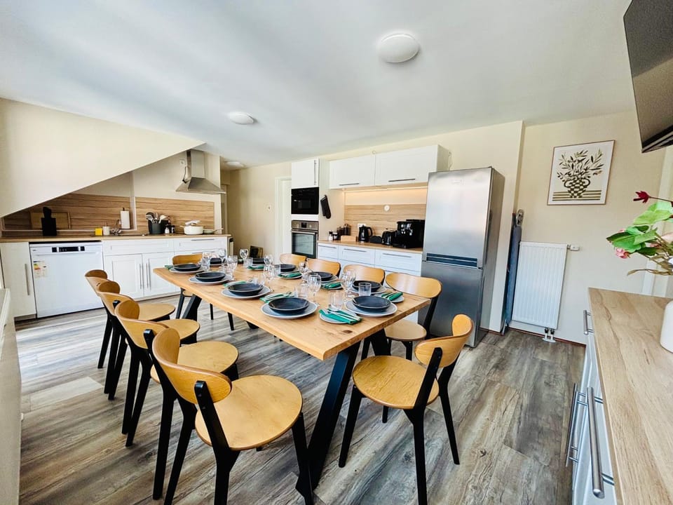 Dining area, Food