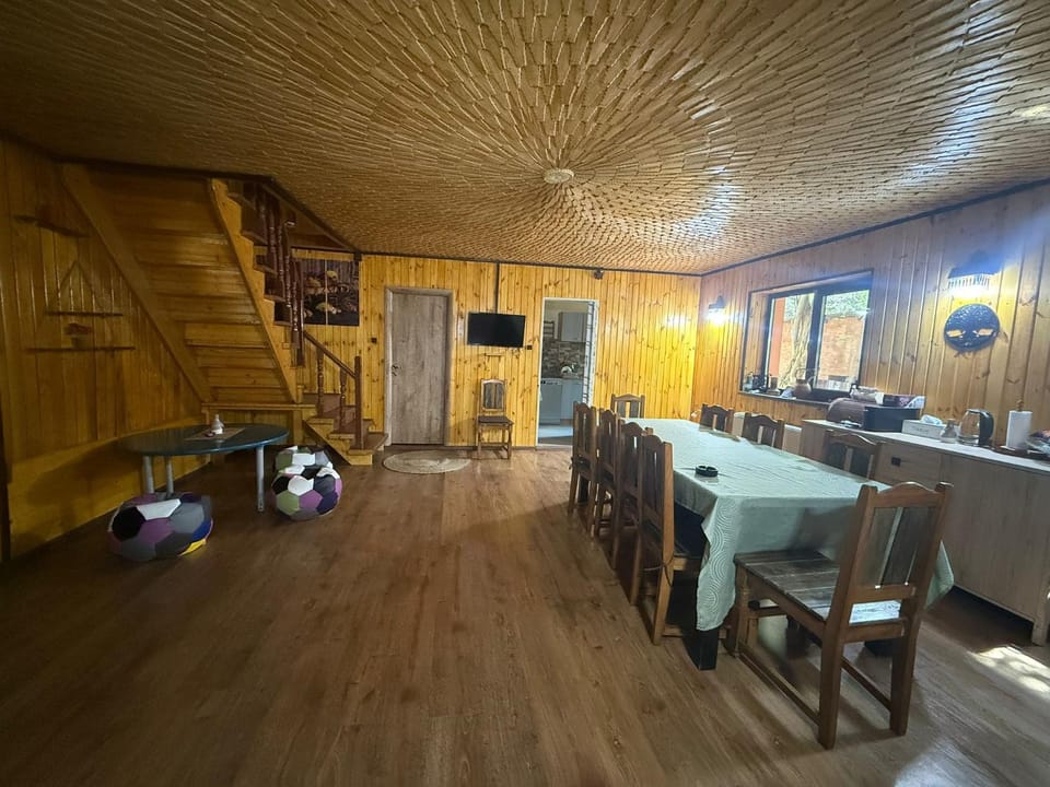 Restaurant/places to eat, Living room