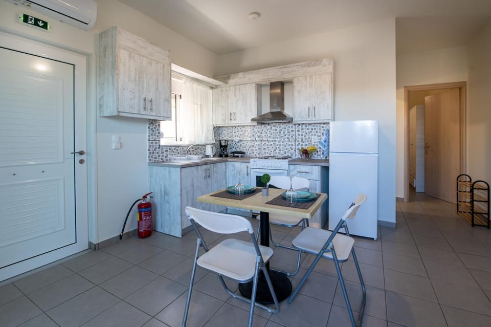 Kitchen or kitchenette, Dining area, oven, stove