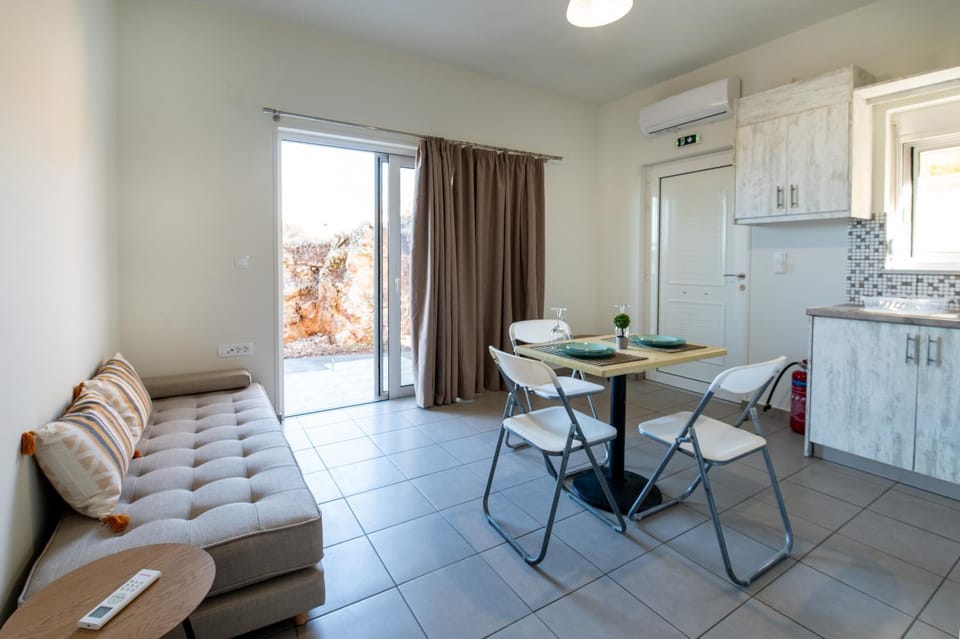 Kitchen or kitchenette, Dining area, oven, stove