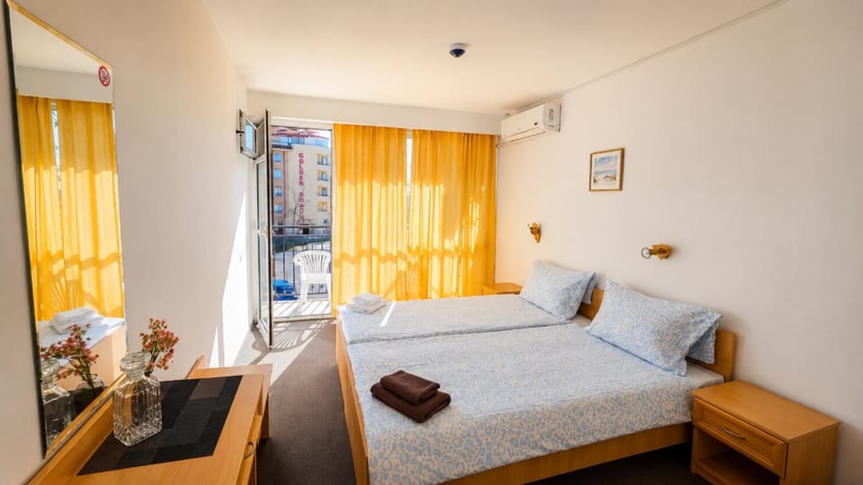 Bedroom, air conditioner