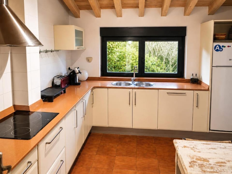 Casa con jardín en Novales, entre Comillas, Santillana y la costa House in Western coast of Cantabria