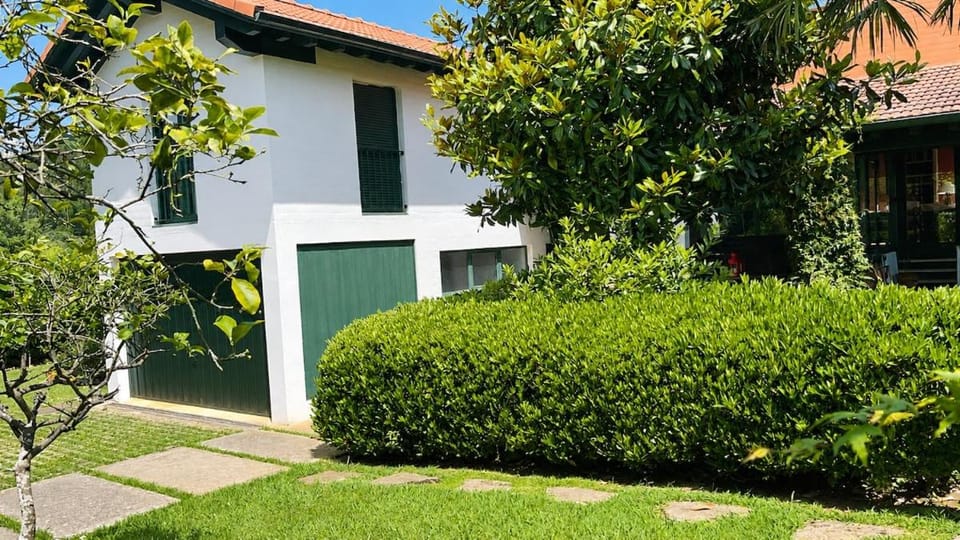 Casa con jardín en Novales, entre Comillas, Santillana y la costa House in Western coast of Cantabria