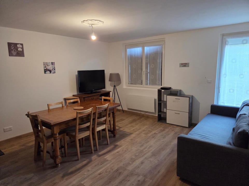 TV and multimedia, Living room, Seating area, Dining area